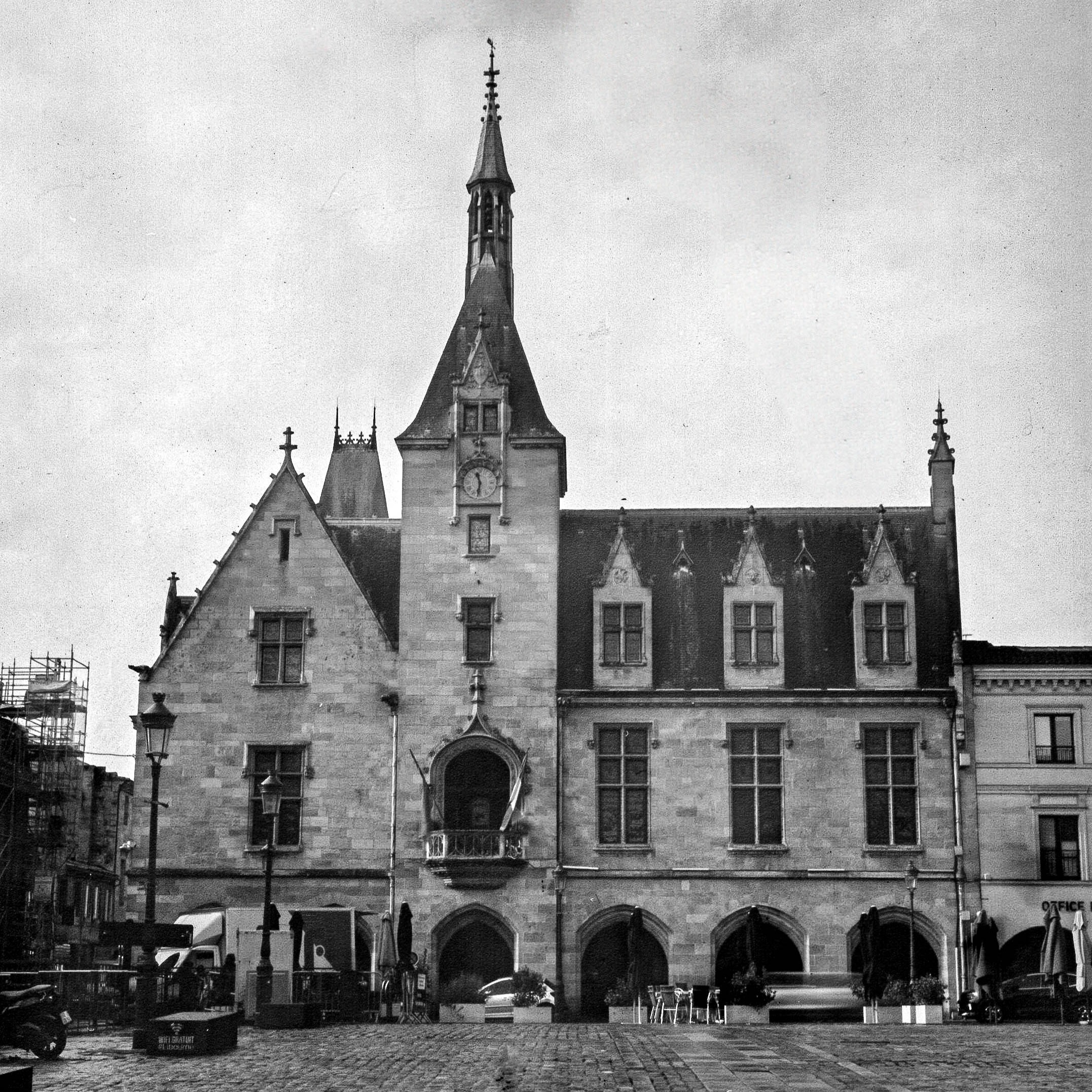 Libourne, France
๐ธ 1950 4x5 RHS Camera
๐๏ธ Kodak Kodabromide F5 paper negative
๐งช Caffenol CM
#4x5 #papernegative #caffenol #blackandwhitephoto #analogphotography #vintagephotography #libourne