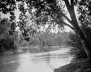Isle river, Libourne, France
๐ธ 1950 4x5 RHS Camera
๐๏ธ Kodak Kodabromide F5 paper negative
๐งช Caffenol CM
#4x5 #papernegative #caffenol #blackandwhitephoto #analogphotography #vintagephotography #libourne #river